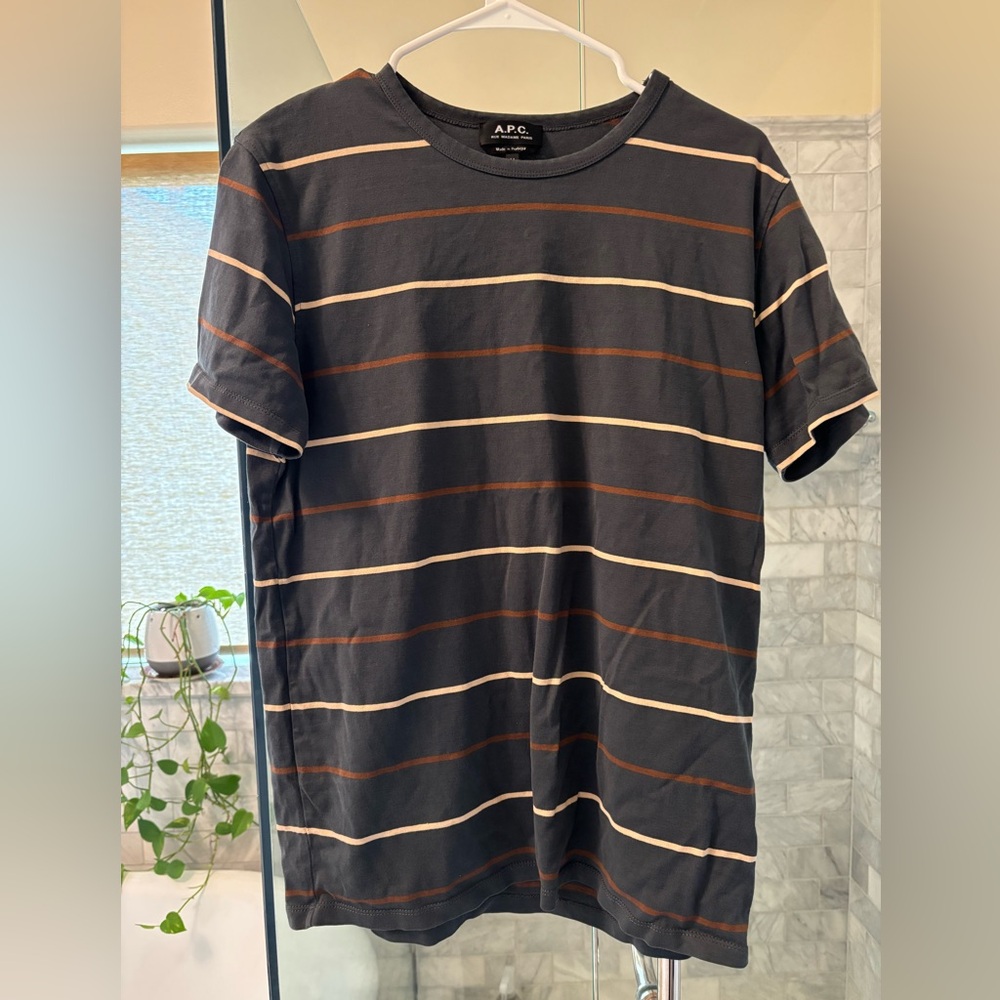Men’s excellent condition APC tee